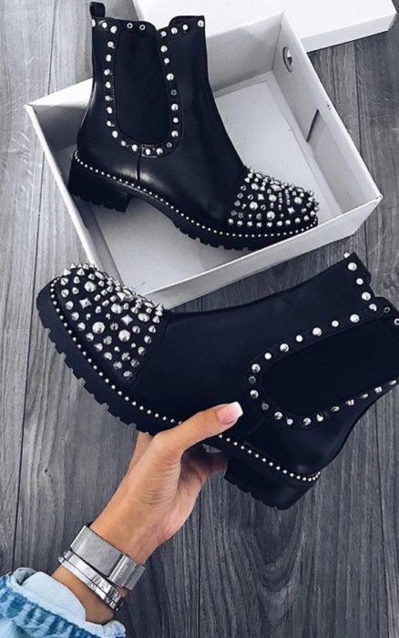 Botines negros decorados con estoperoles en la parte frontal