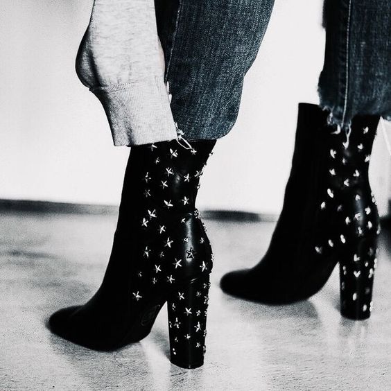 Botines negros con decoración de estrellas plateadas en la parte trasera
