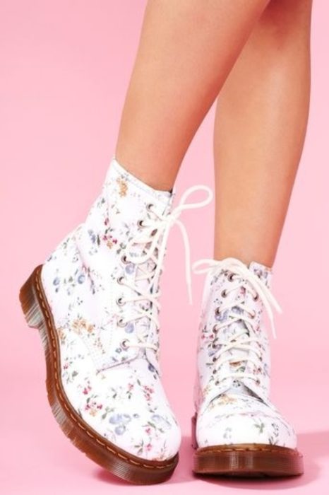 Botines blancos estilo timberland decorados con pequeñas flores