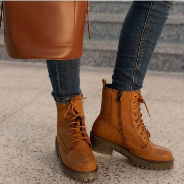 Botines estilo timberland en color caqui con agujetas altas