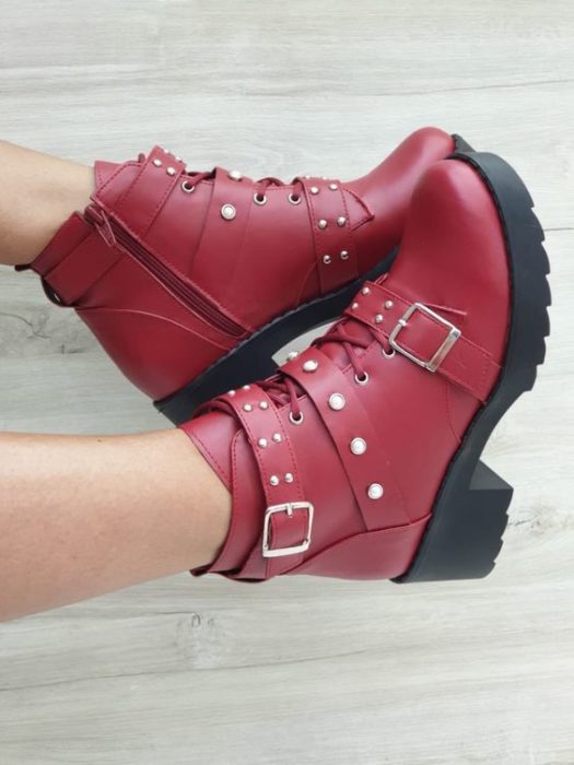 Botines rojos con correas decoradas con estoperoles