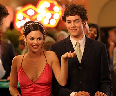 Personaje de The O.C, chica usando una diadema dorada con un vestido rojo 