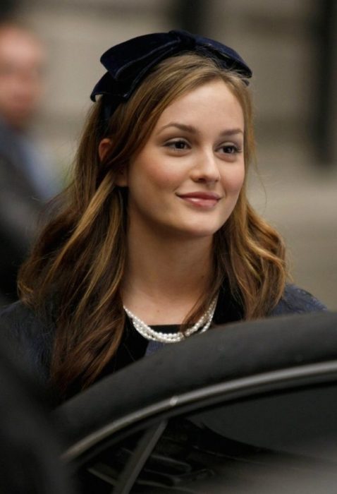 Personaje de Blair Waldorf usando una diadema de color negro 