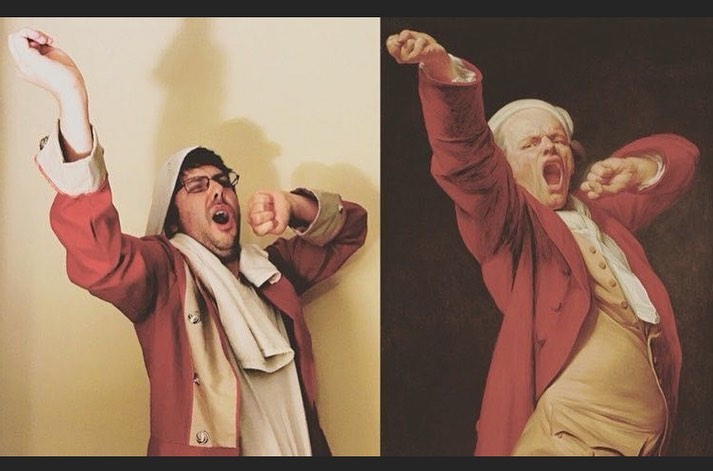 Hombre imitando pintura en la que un hombre bosteza