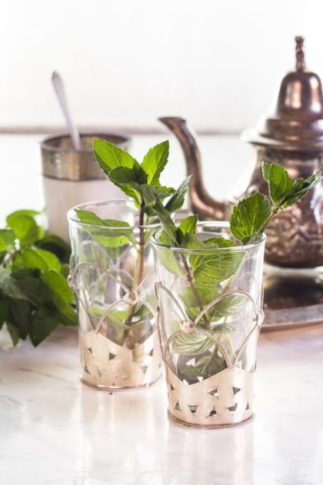 Infusión de menta en vasos de vidrio