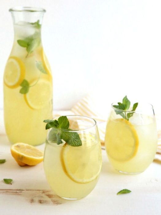 Limonada con limón amarillo y sin azúcar