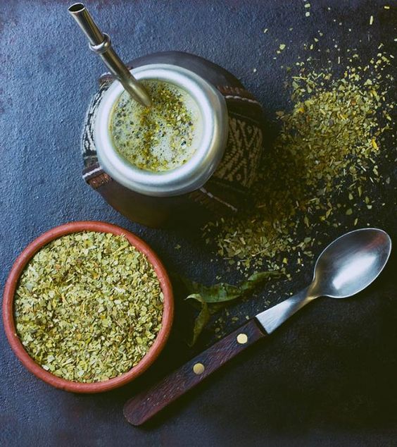 Mate en una taza esférica con popote