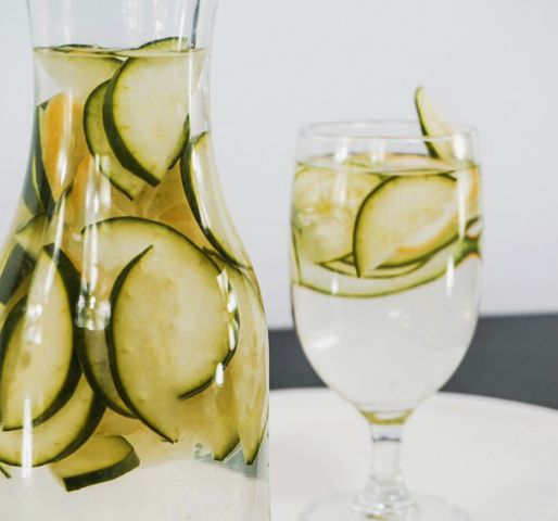 Infusión de pepino en una jarra de cristal