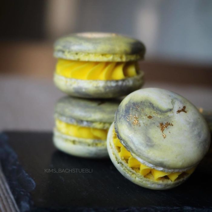 Macarons decorados con hermosa flores de diferentes colores y sabores 