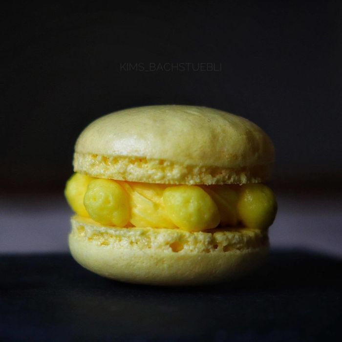 Macarons decorados con hermosa flores de diferentes colores y sabores 