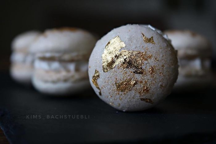 Macarons decorados con hermosa flores de diferentes colores y sabores 
