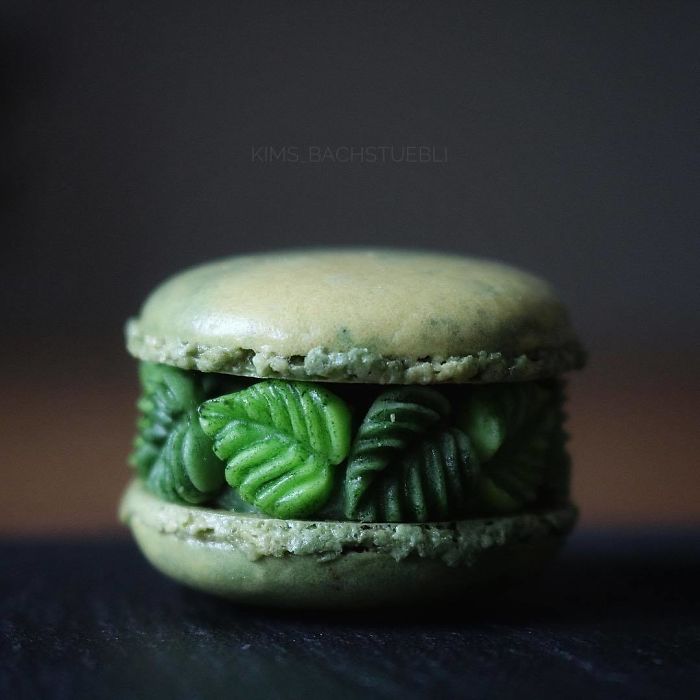 Macarons decorados con hermosa flores de diferentes colores y sabores 