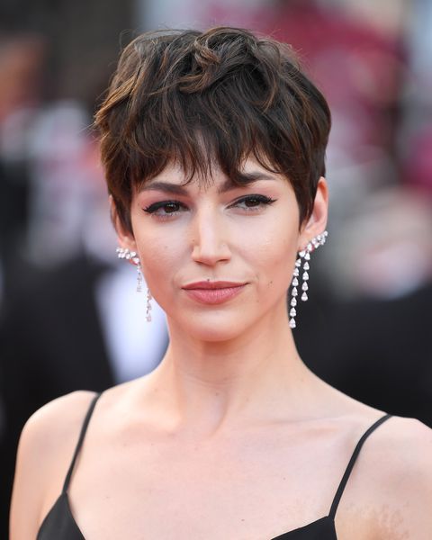 Úrsula Corberó con cabello muy corto estilo pixie