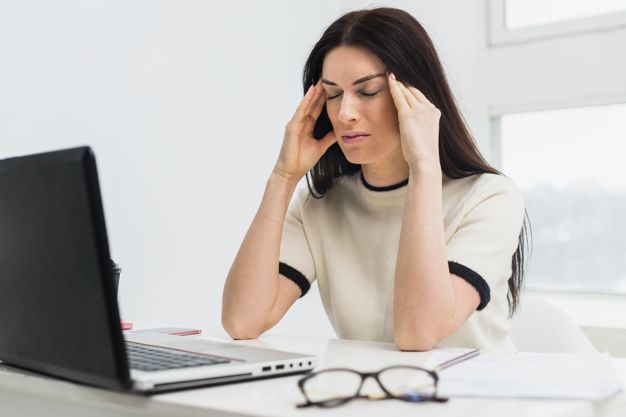 Mujer estresada frente al ordenador