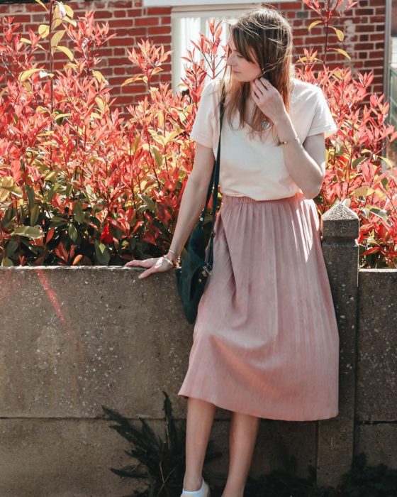 Chica usando maxi falda rosa