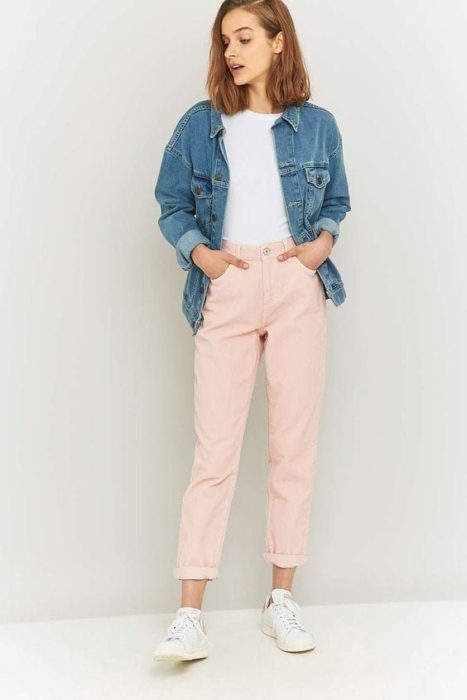 Chica usando jeans rosados