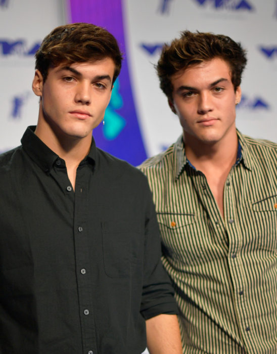 Grayson y Ethan Dolan posando para una foto en una alfombra roja