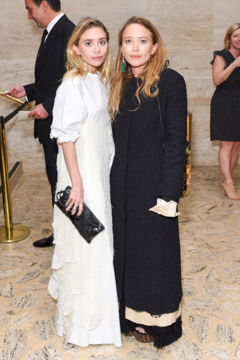 Mary-Kate y Ashley Olsen posando para una foto en un evento de alta costura