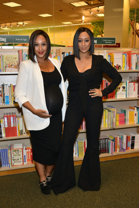 Tia y Tamera Mowry de Brijillizas en una librería posando para una foto
