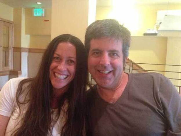Alanis y Wade Morissette en la cocina de su casa tomando una foto