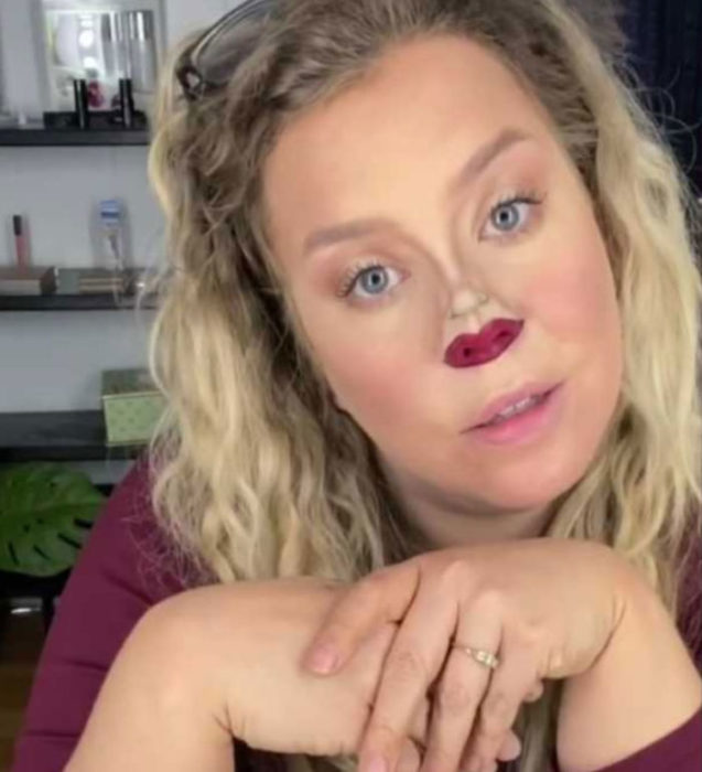 Chica maquillando su rostro con una pequeña boca