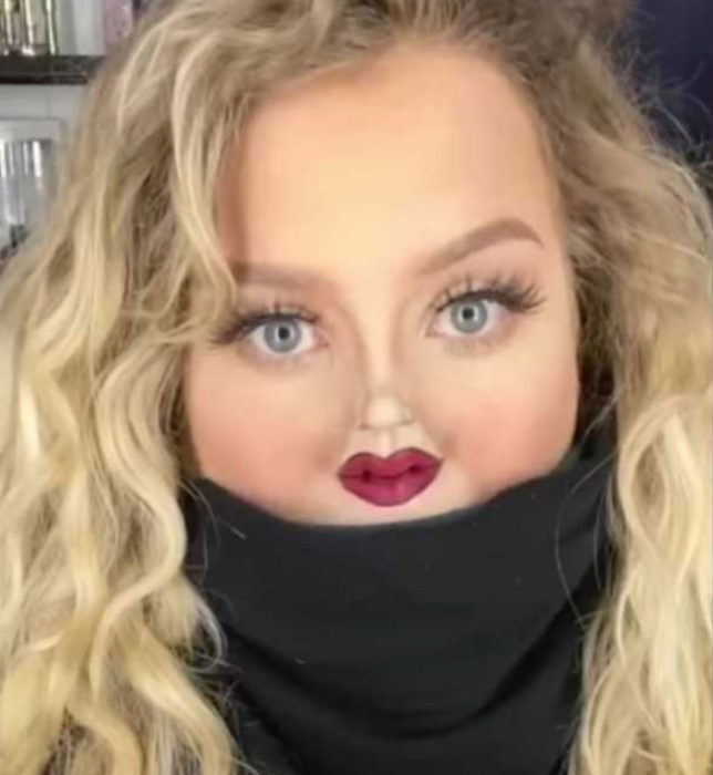 Mujer con un maquillaje realista mientras usa un cubrebocas