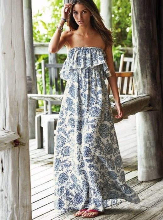 Chica usando un maxivestido mientras posa para una fotografía