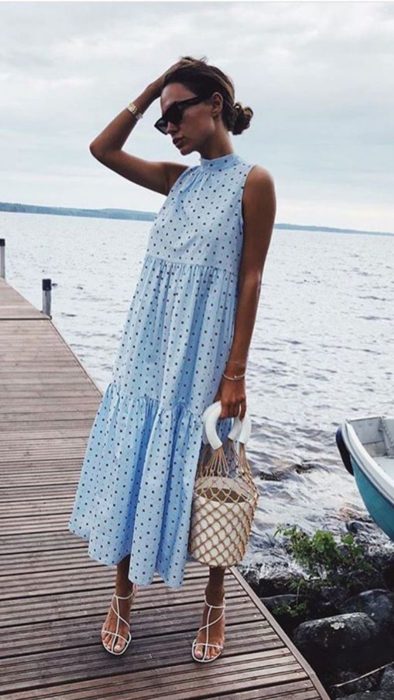 Chica usando un maxivestido mientras posa para una fotografía