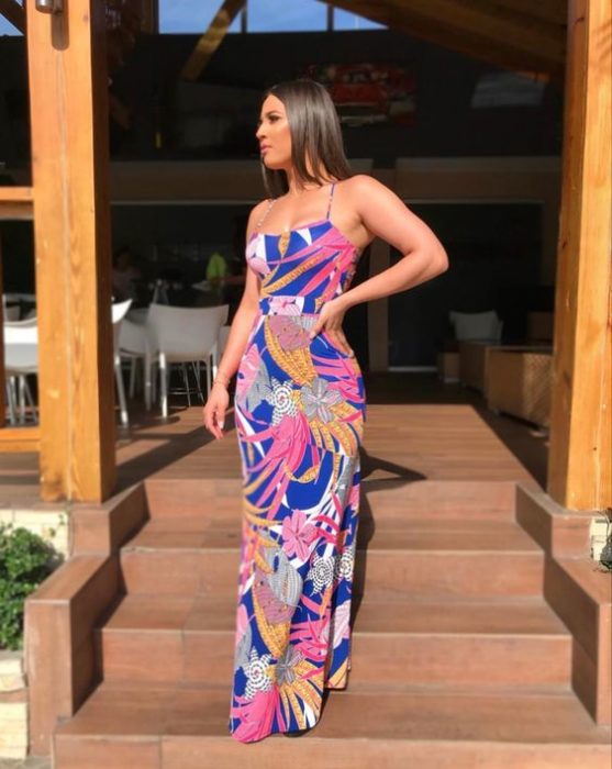 Chica usando un maxivestido mientras posa para una fotografía