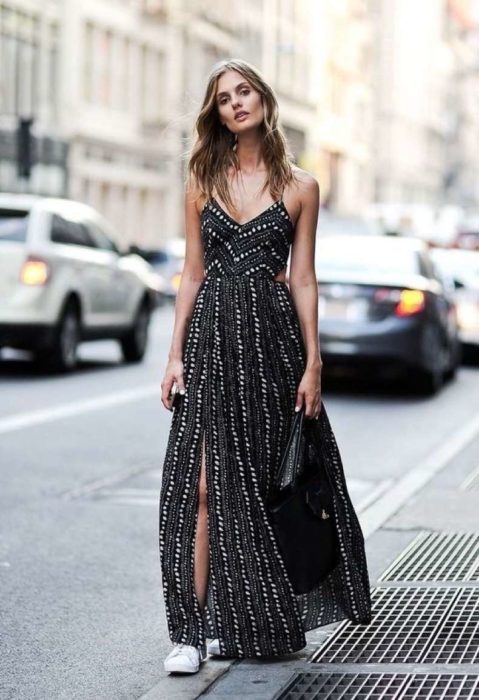 Chica usando un maxivestido mientras posa para una fotografía