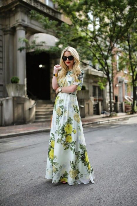 Chica usando un maxivestido mientras posa para una fotografía