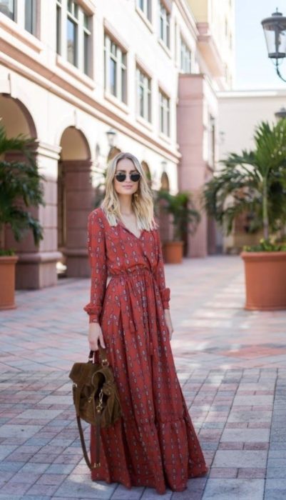 Chica usando un maxivestido mientras posa para una fotografía