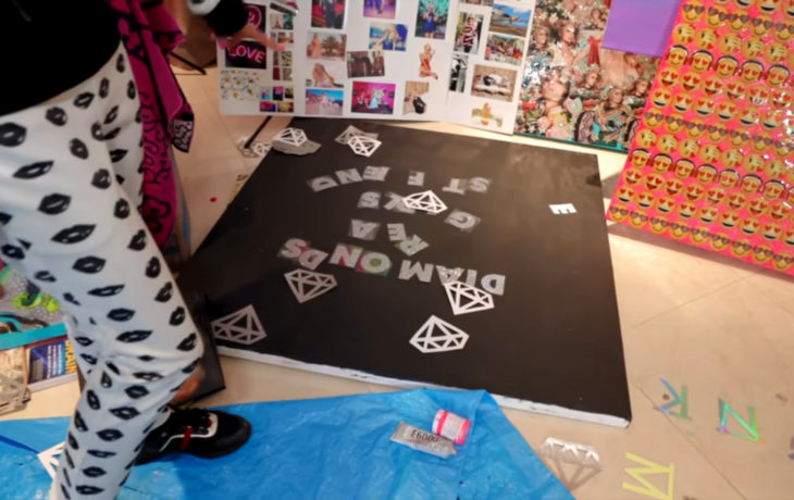 Paris Hilton pintando; diamonds are a girl's best friend