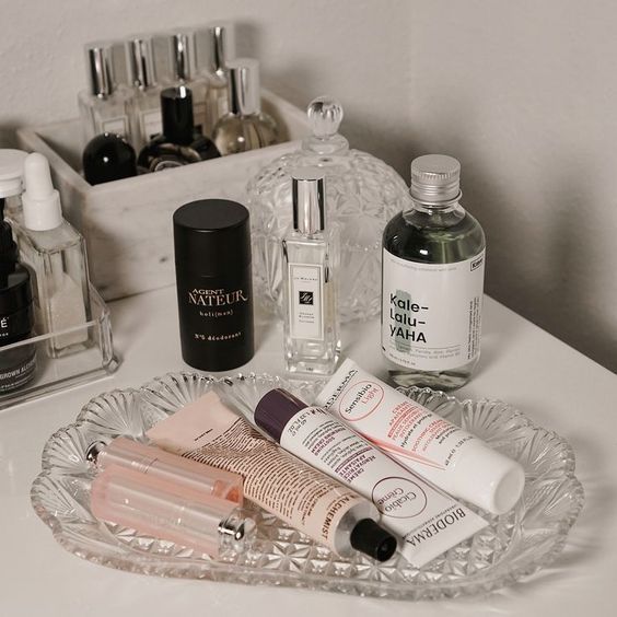 Productos de cuidado facial en bandejita de vidrio