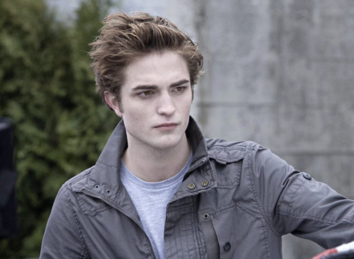 Edward Cullen interpretado por Robert Pattinson con chaqueta de mezclilla gris