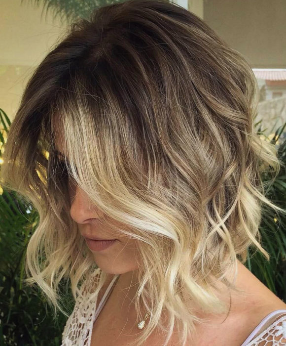 Chica con cabello rubio