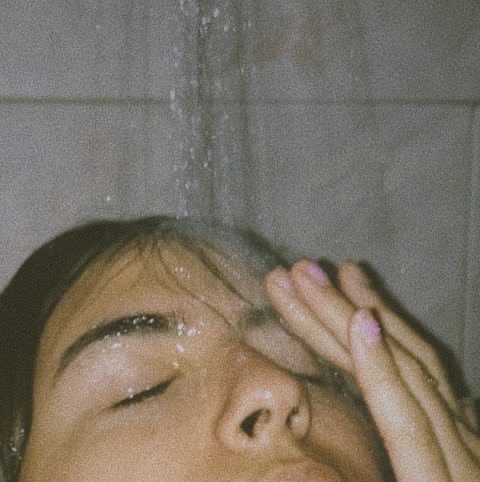 Chica se baña con agua caliente