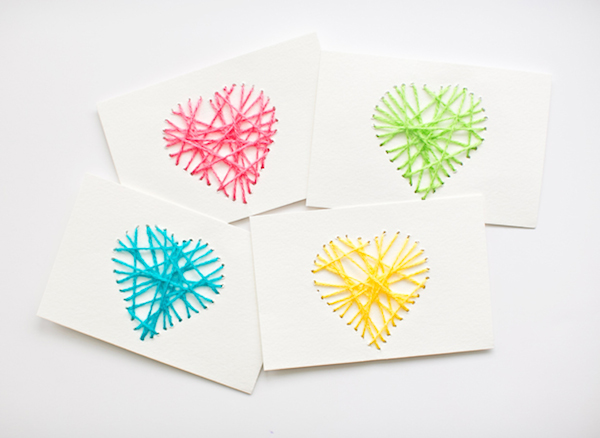 Tarjeta con corazones bordados de colores