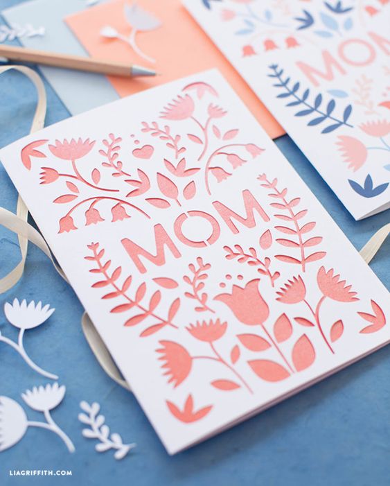 Tarjeta del Día de las Madres con relieve cortado de flores