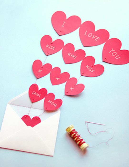 Tarjeta del Día de las Madres con corazones en forma de globos