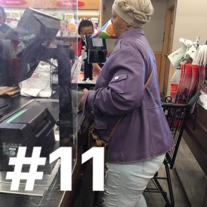Señora usando un gorro de fiesta en lugar de un cubreboca