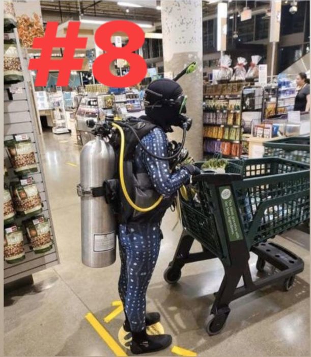 Hombre vistiendo como buzo para ir al supermercado