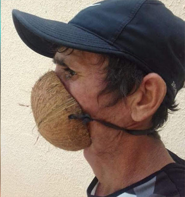 Señor con un coco como cubrebocas