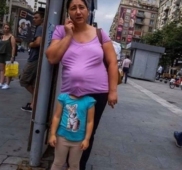 Señora con un niño dentro de su blusa