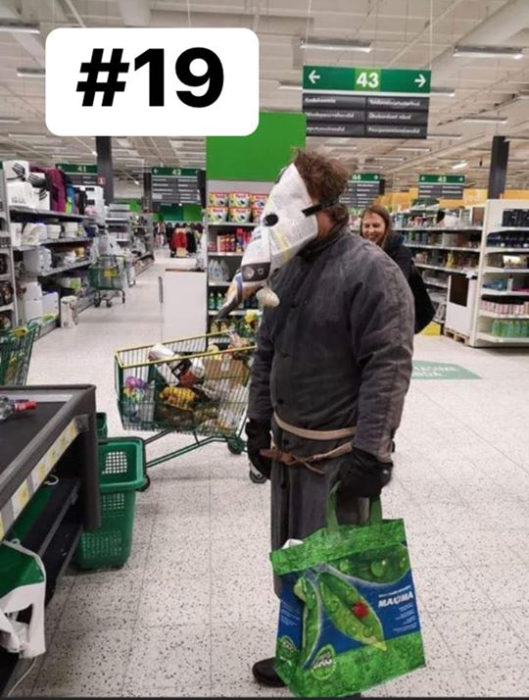 Señor con una máscara hecha de papel periódico