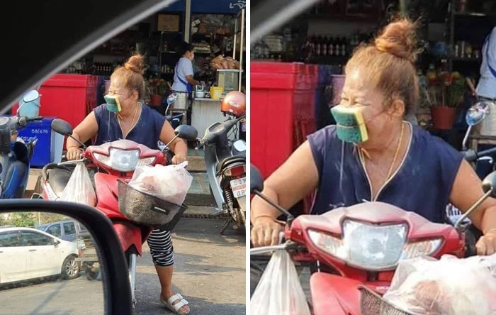 Señora usando una esponja para lavar trastes como cubrebocas