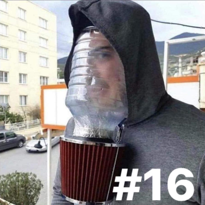 Hombre usando un galón de agua con un filtro de aire para carro