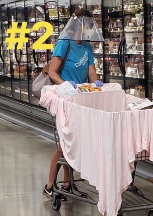 Señora en el supermercado usando una careta y una sábana para proteger la comida