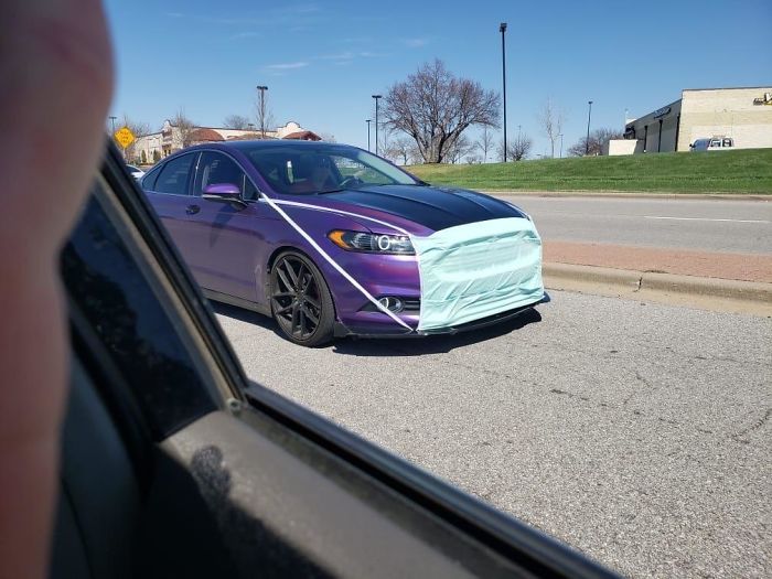 Carro con un cubrebocas al frente