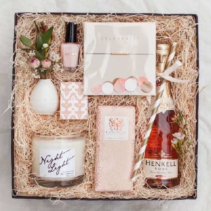 Caja de regalo con diferentes cosas